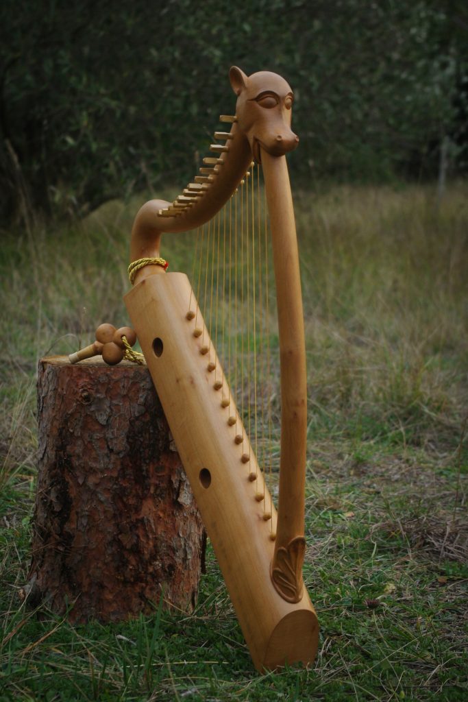 harpe du sceau de Guilhem VIII reconstituée par Yves d'Arcizas et les étudiants.